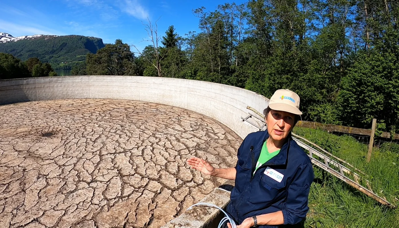 Rådgiver Marta Ebbesvik måler klimautslipp fra gjødsellager (Foto: Vegard Botterli)