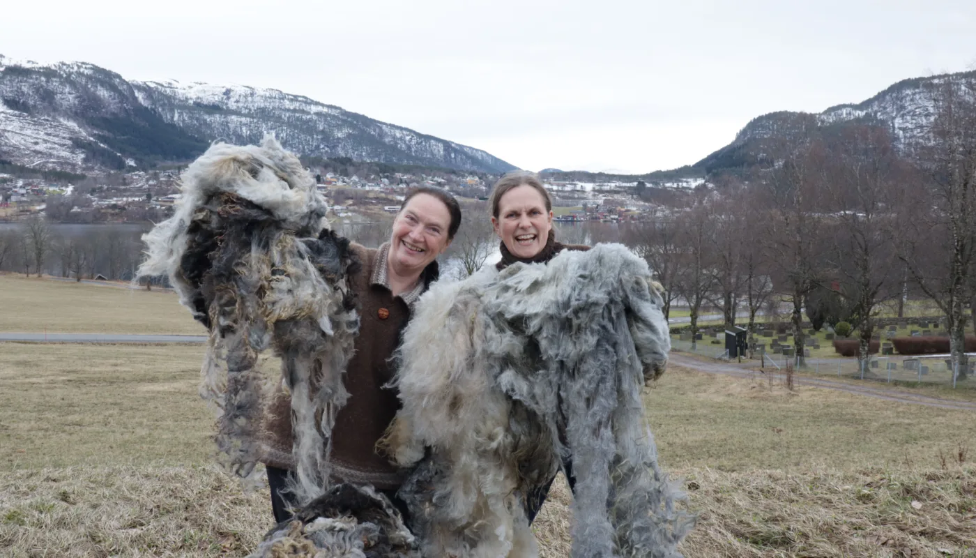 VERDIFULL: Kirsty McKinnon (NORSØK) og Lise Grøva (NIBIO) skal finne nye bruksområder for nedklassert ull i prosjektet VerdifULL (Foto: Vegard Botterli)