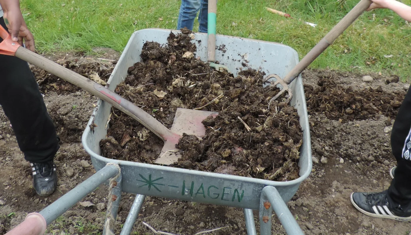 Hard work and positive energy in the school garden! (Photo: Kirsty McKinnon)