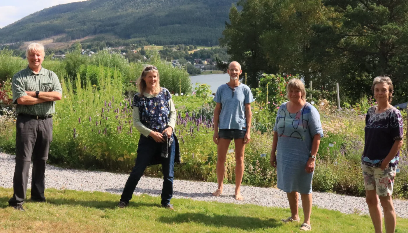 Fra venstre: Gerold Rahmann. Klaudia Rahmann. Forsker Mattias Koesling, NIBIO. Forsker Anne-Kristin Løes og Kristin Sørheim, NORSØK. (Foto: Vegard Botterli)