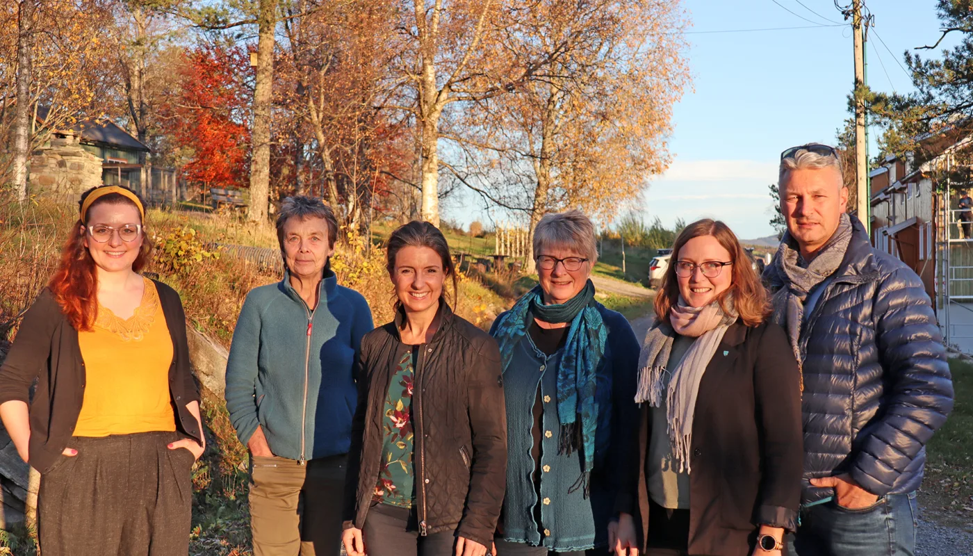 Fra venstre: Unn Catodotter Fyllingsnes, daglig leder Tingvoll Økopark. Kristin Marie Sørheim, NORSØK. Jenny Klinge, stortingsrepresentant for Senterpartiet. Turid Strøm, salig leder NORSØK. Ingrid Waagen, Ordfører Tingvoll Kommune. Henrik Stensønes, fylkestingsrepresentant for Senterpartiet i Møre og Romsdal. (Foto: Vegard Botterli)