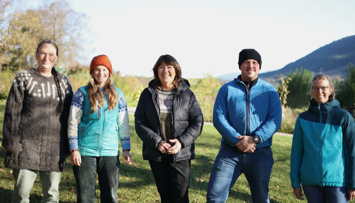 På bildet ser vi medlemmene i prosjektgruppen, fra venstre: Kirsty McKinnon (NORSØK), Sara Hansdotter (NORSØK), melkeprodusent Aina Balstad, kjøttprodusent Jan Henrik Moen og Tatiana Rittl (NORSØK). Ingvar Torjul var ikke til stede. (Foto: Vegard Botterli)