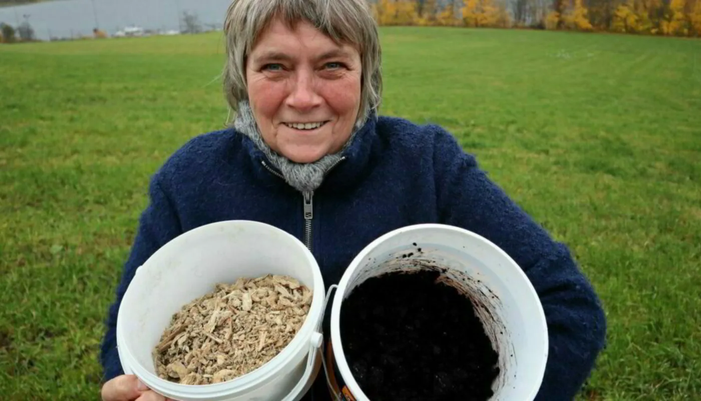 Anne-Kristin Løes med fiskebein og algefiber som kan bli fremtidens gjødsel. Det er blant annet for dette arbeidet hun har fått tildelt professorkompetanse. (Foto: Vegard Botterli)