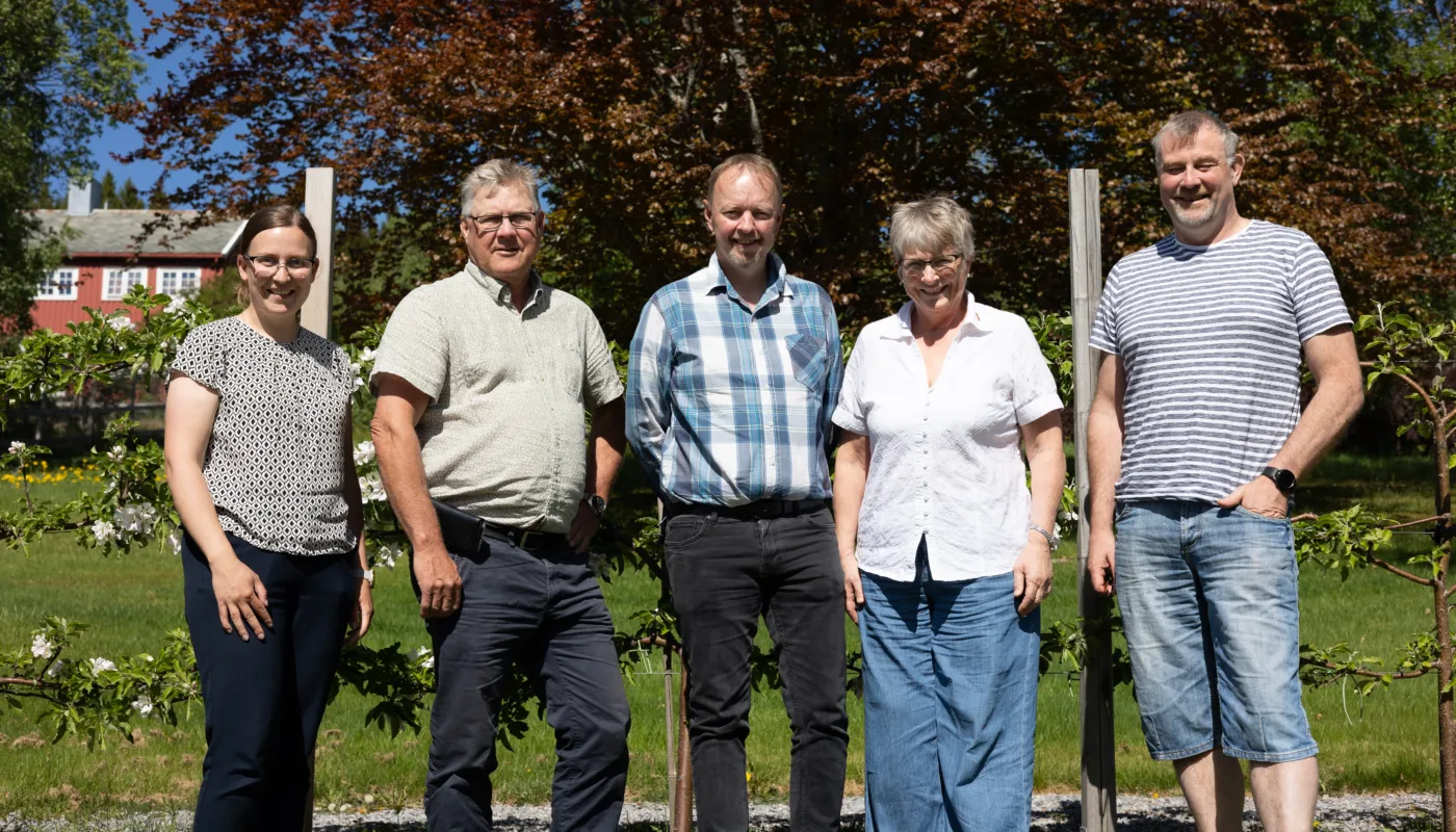 FORSKNING FOR SELVFORSYNING: Både forskere og politikere er fornøyd med å sikre midler til forskning på mobile melkeroboter i Møre og Romsdal. Denne teknologien vil kunne bidra til øke bruken av spredte grasareal og utmark til melkeproduksjon, i et fylke der 17% av matjorda er ute av drift. Fra venstre: Ordfører i Tingvoll, Ingrid Waagen. Leder i Kompetanse- og næringsutvalet, Geir Asle Stenseth og varaamedlem fra Tingvoll Roger Bach (FrP). Daglig leder i NORSØK, Turid Strøm. Forsker Erling Meisingset i NIBIO Tingvoll. (Foto: Vegard Botterli)