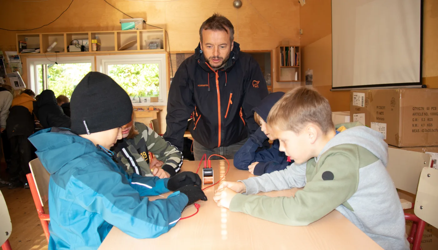 NORSØKs forsker Ingvar Kvande underviser i el-sikkerhet. (Foto: Vegard Botterli)