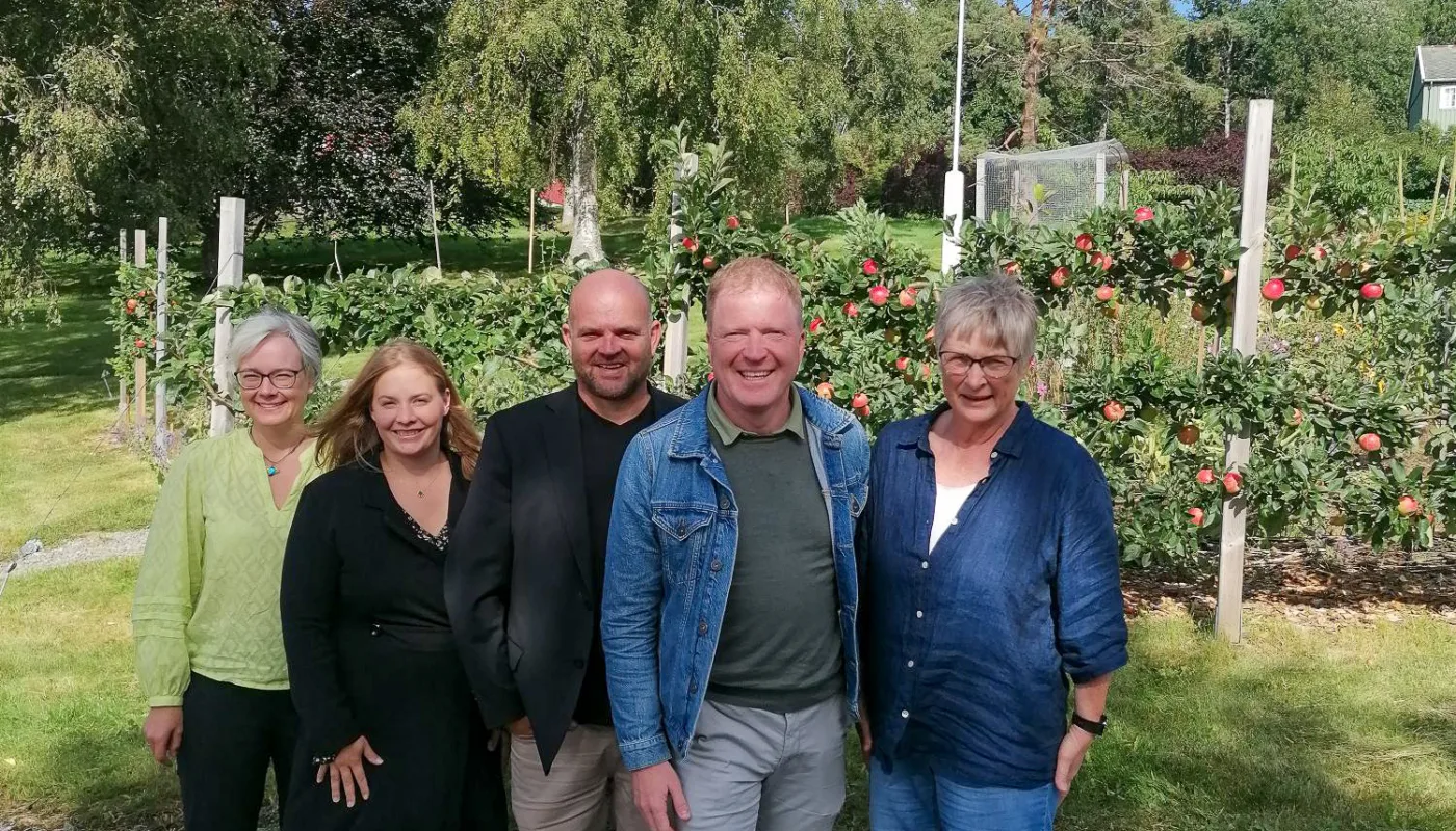 FRA VENSTRE: Unni Støbet Lande (Stasjonssjef i NIBIO) Lise Alvestad (Fylkestinget i Møre og Romsdal for SP) Geir Inge Lien (Stortingsrepresentant for SP) Sigbjørn Gjeldsvik (Stortingsrepresentant for SP) Turid Strøm (Daglig leder i NORSØK) (Foto: Kristin Sørheim)