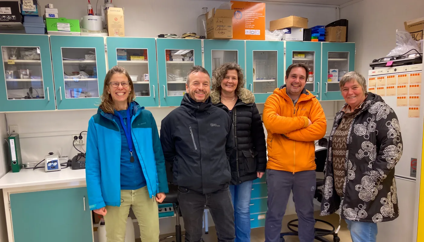 NOFIMA og NORSØK på labben FORSKERE FOR MER SMULTRINGØKONOMI: Fra venstre Tatiana Rittl og Ingvar Kvande (NORSØK) Tove Synnøve Aas og Andre Meriac (NOFIMA) og Anne-Kristin Løes (NORSØK) møttes på Tingvoll for å diskutere hvordan landbruk- og oppdrettsnæringene sammen kan bidra til økt ressursutnyttelse. (Foto: NORSØK)