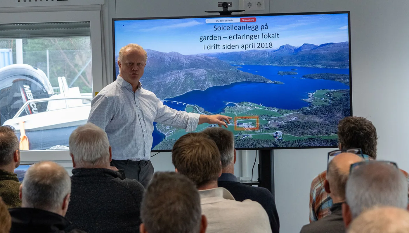 Olav Håkon Ulfsnes Solcelle DELTE ERFARINGER: Leder i Møre og Romsdal Bondelag, Olav Håkon Ulfsnes var tidlig ute med solceller på gården. Han delte sine erfaringer med et fullsatt rom med tilhørere. (Foto: Vegard Botterli)