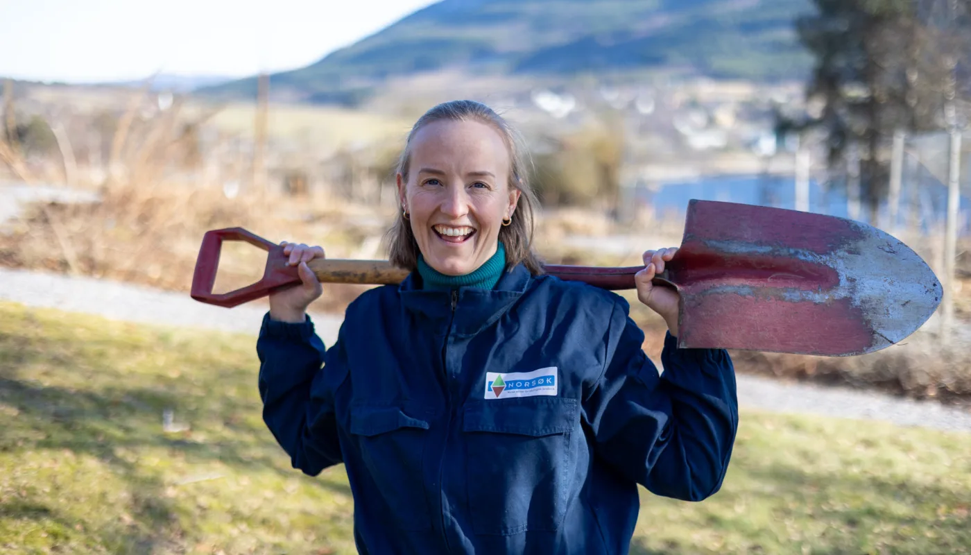 VIL DU BLI MIN KOLLEGA: Anniken Fure Stensrud er sivilagronom født og oppvokst i Oslo. Hun stortrives som rådgiver og med et aktivt liv med mann og barn på Tingvoll. (Foto: Vegard Botterli)