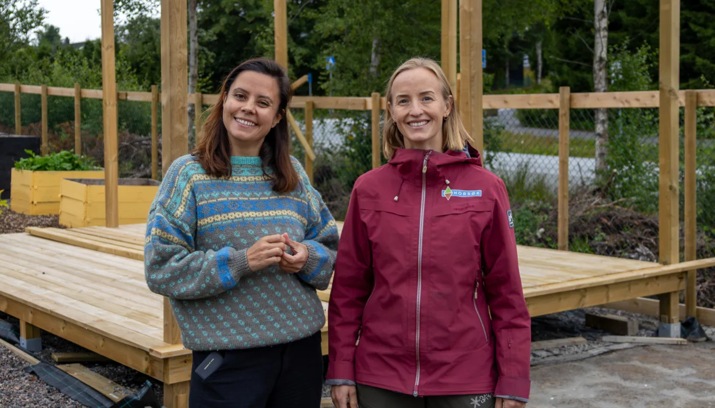Skolehagen på Frei Miljøterapeut Anna Ochoa Bae (Kristiansund Kommune) og Anniken Fure Stensrud (NORSØK) i skolehagen på Frei i Kristiansund. Dette er en kommune som har satset på skolehage som en viktig del av undervisningen. (Foto: Vegard Botterli)