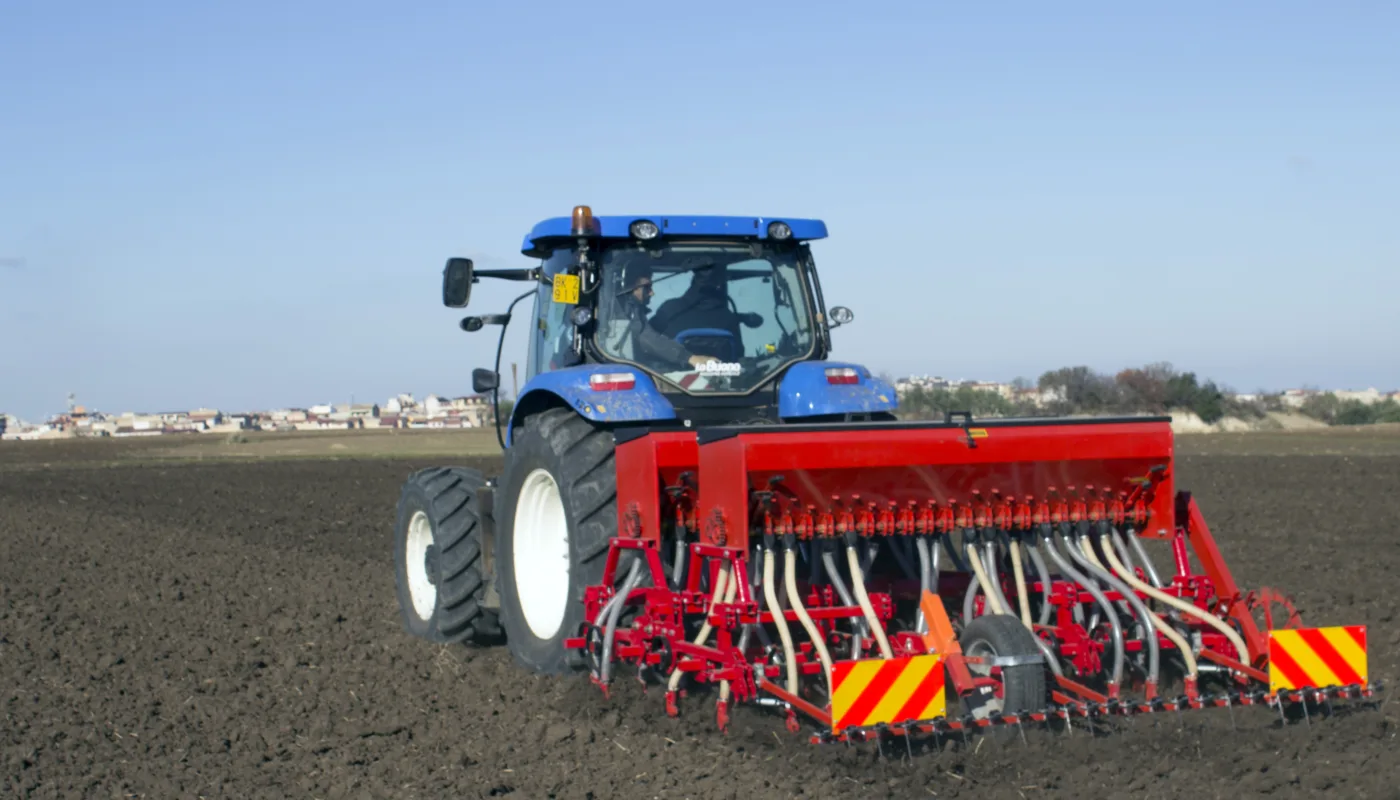 Pasquale de Vita fra det nasjonale forskningssenteret for korn i Foggia i Italia vant konkurransen innen åkervekster, med en nyutviklet såmaskin som plasserer såfrøet med 5 cm radavstand i stedet for 12-15. (Foto: Pasquale De Vita,)