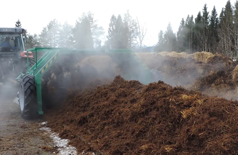 Treatment of solid manure to ensure good fertiliser effect and reduced greenhouse gas emissions