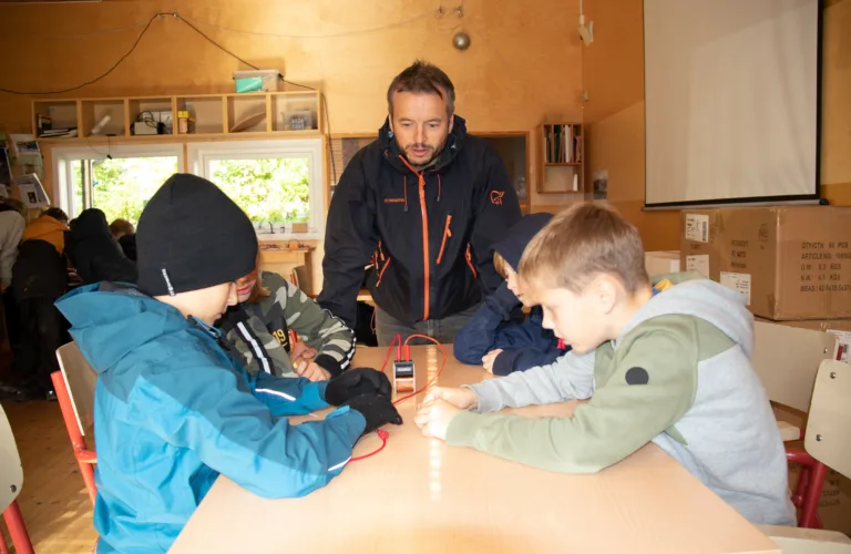 Barn får tilbud om å lære om fornybar energi og bærekraftig produksjon på Tingvoll gard.