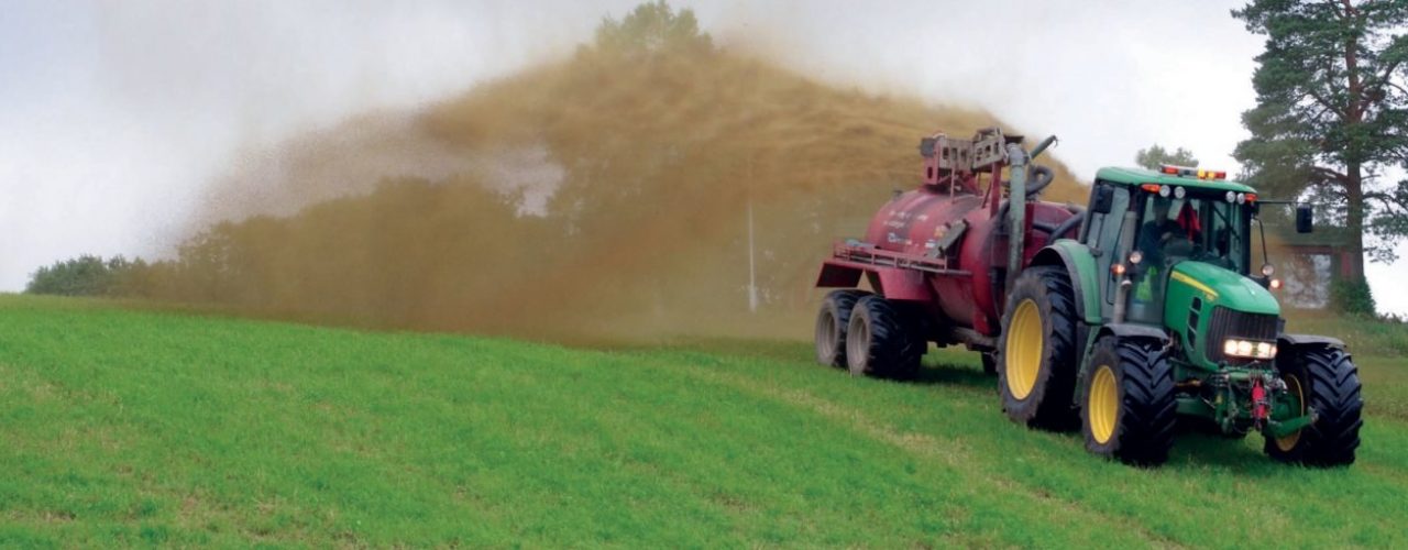 Når bonden gjødsler åkeren med møkk fra husdyr, forsvinner noe av nitrogenet fra gjødsla ut i lufta. Da forsvinner viktig næring som kunne gått til plantene. Hvordan kan vi unngå det? (Foto: Stian Sørensen)