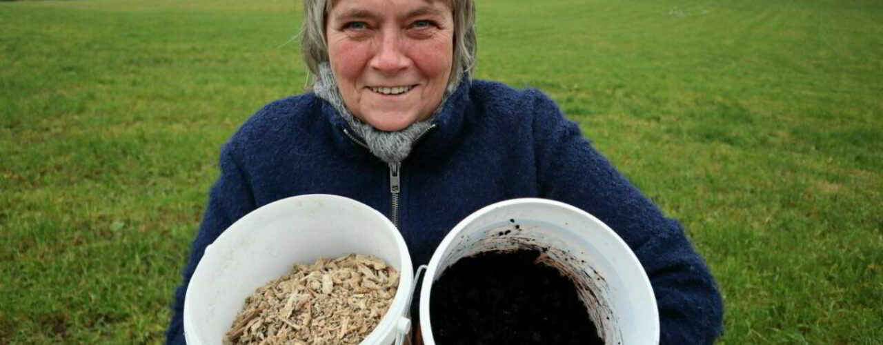 Seniorforsker Anne-Kristin Løes med fiskerester og algefiber som testes som gjødsel. (Foto: Vegard Botterli)