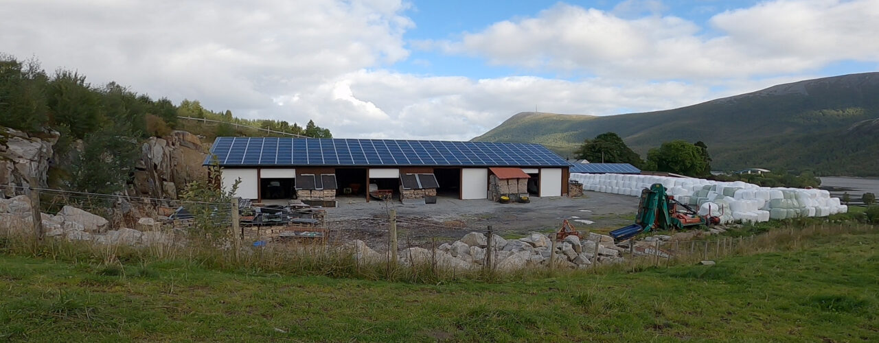 SOLCELLER I LANDBRUKET: Fra anlegg installert på gårdsbruk i Aure Kommune i Møre og Romsdal (Foto: Vegard Botterli)