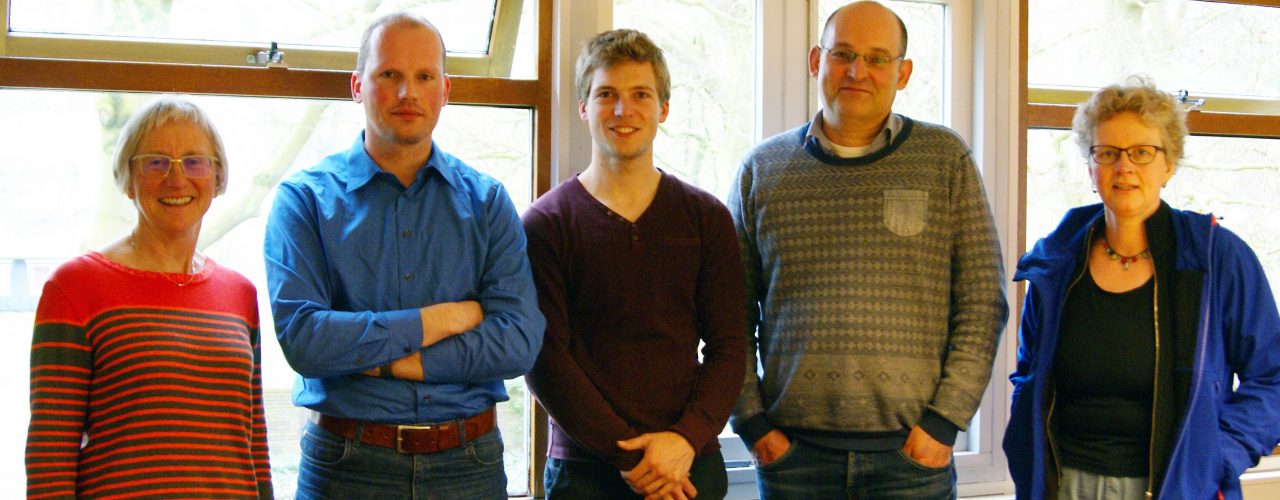 Fra venstre forsker Grete Lene Serikstad, NORSØK, forsker Herman de Boer og doktorgradstudent Jelmer Zandbergen fra Wageningen Universitet, forsker Nick van Eekeren, Louis Bolk Institutt og forskningstekniker Anne de Boer, NIBIO. (Foto: Pommeresche, NORSØK)