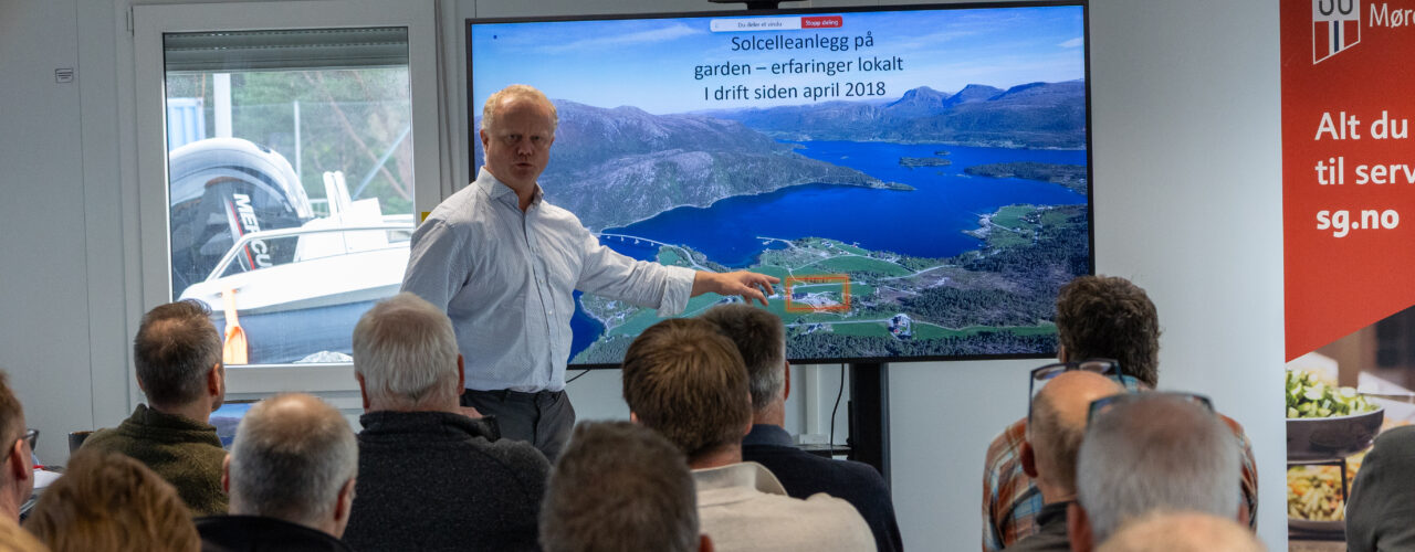 DELTE ERFARINGER: Leder i Møre og Romsdal Bondelag, Olav Håkon Ulfsnes var tidlig ute med solceller på gården. Han delte sine erfaringer med et fullsatt rom med tilhørere. (Foto: Vegard Botterli)