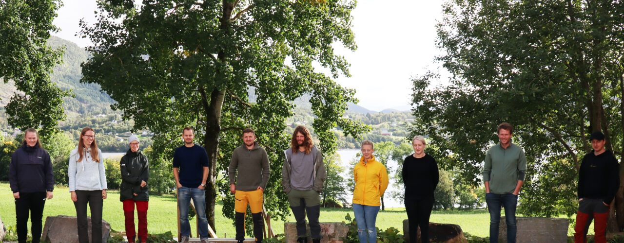 Studenter fra Gjermundnes VGS ved undervisningssamling på Tingvoll Gard (Foto: Vegard Botterli)