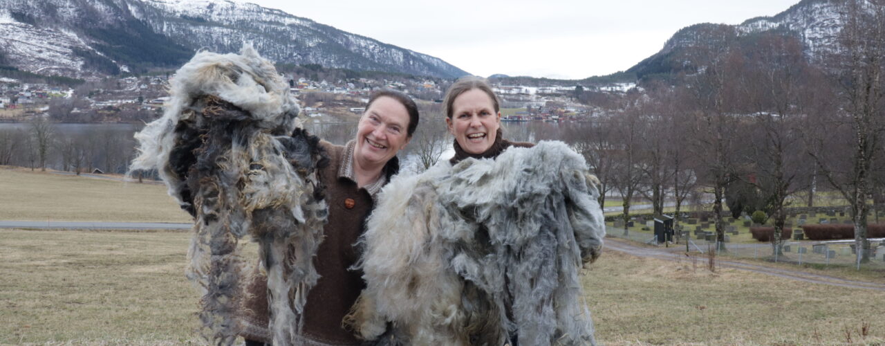 VERDIFULL: Kirsty McKinnon (NORSØK) og Lise Grøva (NIBIO) skal finne nye bruksområder for nedklassert ull i prosjektet VerdifULL (Foto: Vegard Botterli)