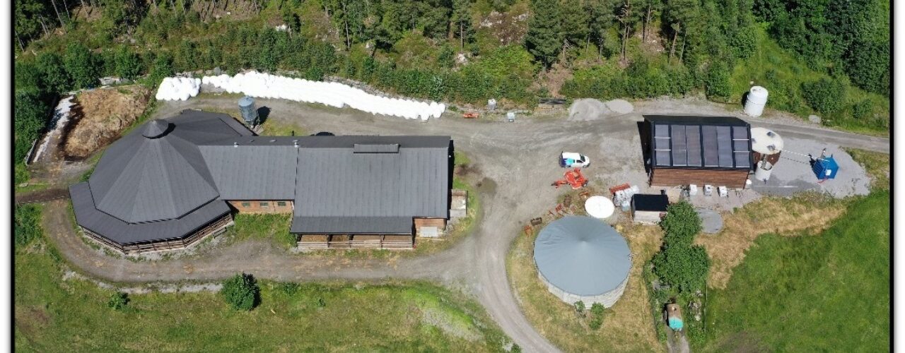 Kufjøsen til venstre og biogassreaktoren til høyre. Norsøk har operert en forskningsreaktor i over ti år. En ny og modernisert reaktor ble ferdigstilt i 2023. (Foto: Vegard Botterli)