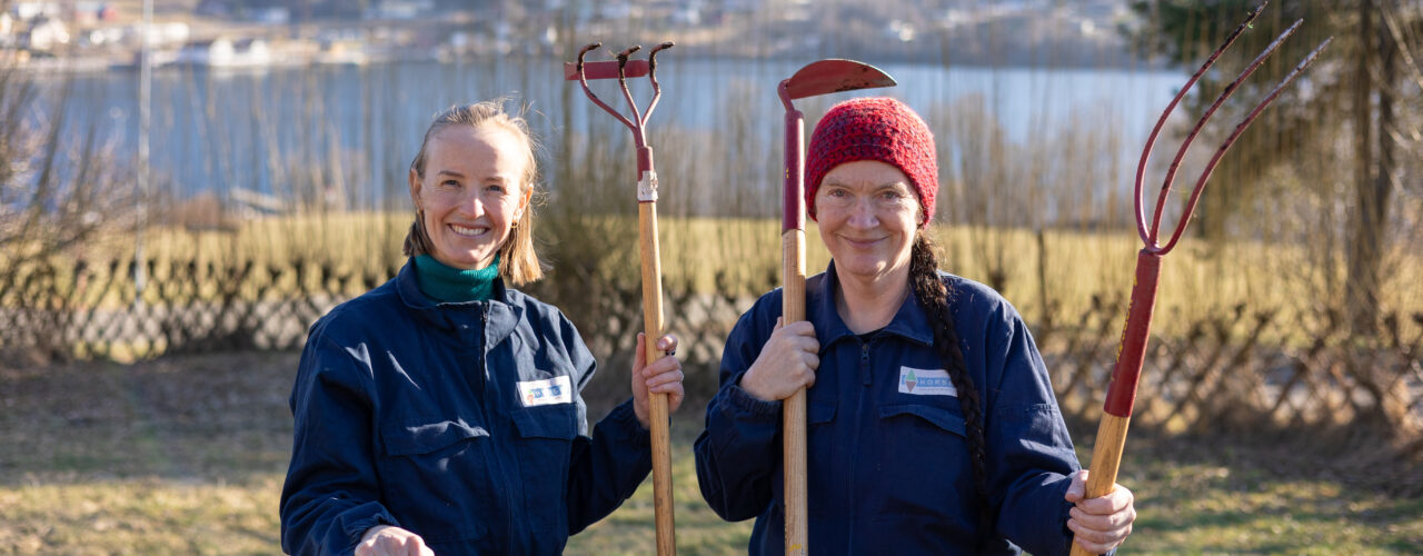 Kurshaldarane Anniken Fure Stensrud og Kirsty McKinnon i Stjernehagen på Tingvoll gard. (Foto: Vegard Botterli)