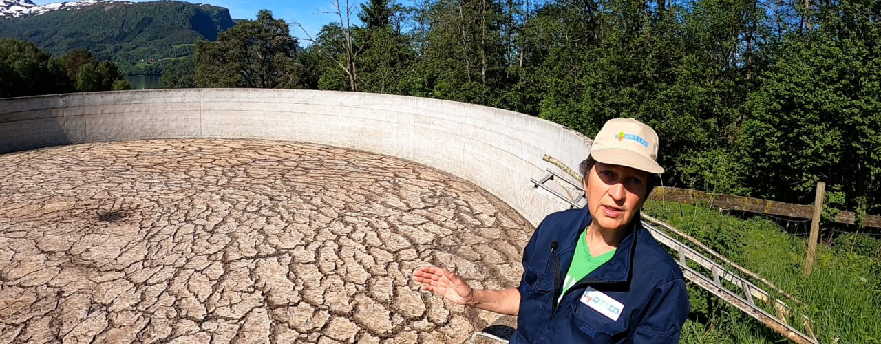 Rådgiver Marta Ebbesvik måler klimautslipp fra gjødsellager (Foto: Vegard Botterli)