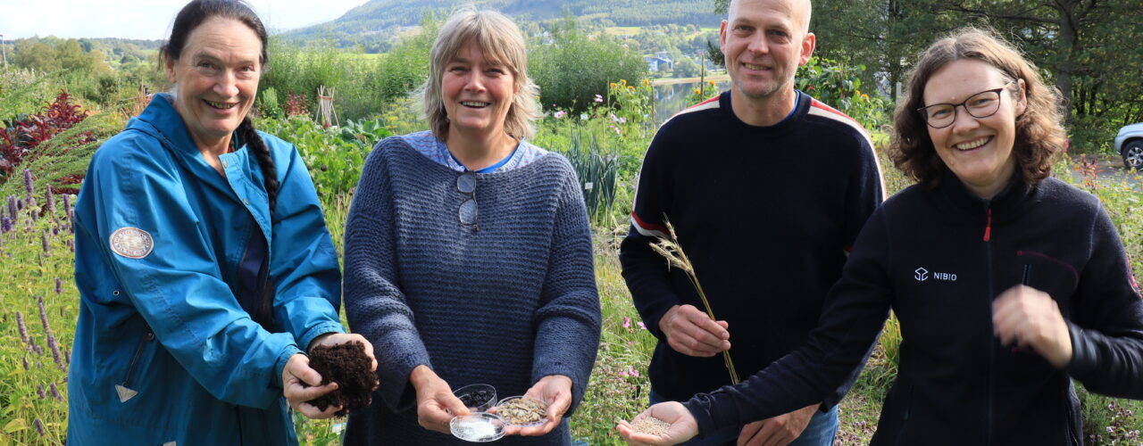 TINGVOLL UT I VERDEN: Kirsty Mckinnon og Anne-Kristin Løes (NORSØK) Steffen Adler og Randi Berland Frøseth (NIBIO) har deltatt på den økologiske verdenskongressen i Frankrike (Foto: Vegard Botterli)