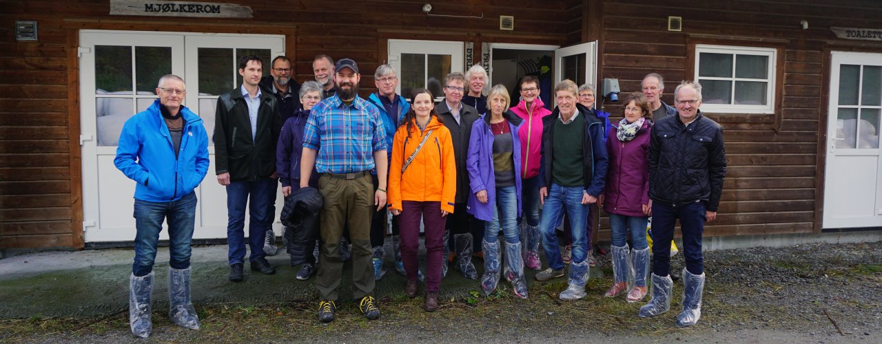 Miljømelk Foto Sissel Hansen Gardbruker Lars Johan Næs, rådgiver Torleif Bakke Haavik, NLR Vest, forsker Finn Walland, NIBIO, rådgiver Gunnlaug Røthe, NLR - Vest, forsker,Tor Lunnan, NIBIO, gardbruker Jørgen Soknes, prosjektleder Klimasmark Landbruk Svein Skøien, NLR, forsker Pia Otte, Bygdeforskning, prosjektleder dette prosjektet Roald Sørheim, NIBIO, Rådgiver Bart van Gool, NLR Vest, gardbruker Eli Skarbø, gardbruker Elisabet E Næs, gardbruker Lars Helge Skarbø, tekniker Anne de Boer, NIBIO, gardbruker Merete Dugstad, gardbruker Erik Lindhardt, gardbruker Knut O Dugstad (Foto: Sissel Hansen)