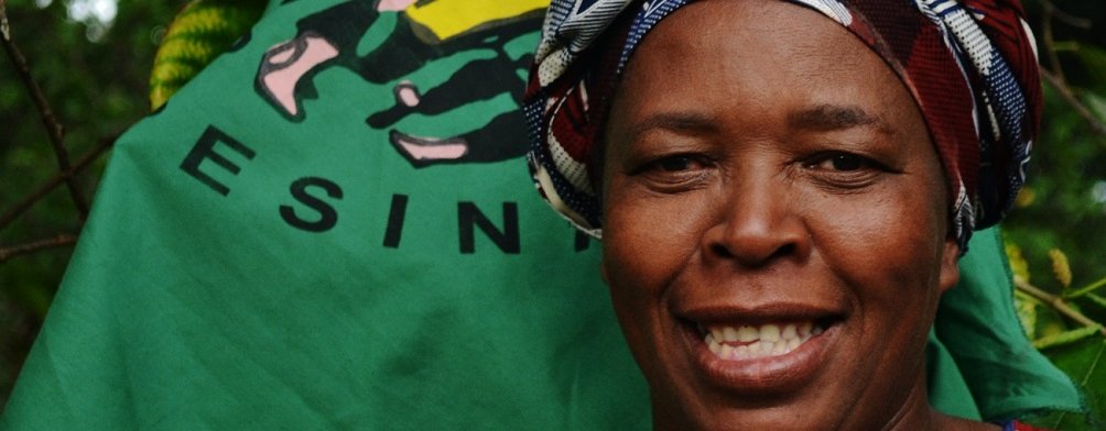 Elizabeth Mpofu Lvc Banner Elizabeth Mpofu er leder av La Via Campesina, den største internasjonale organisasjonen for småbønder, jordløse, landbruksarbeidere, urfolk, og de som lever av det som kan dyrkes og høstes i skogen. (Foto: La Via Campesina)