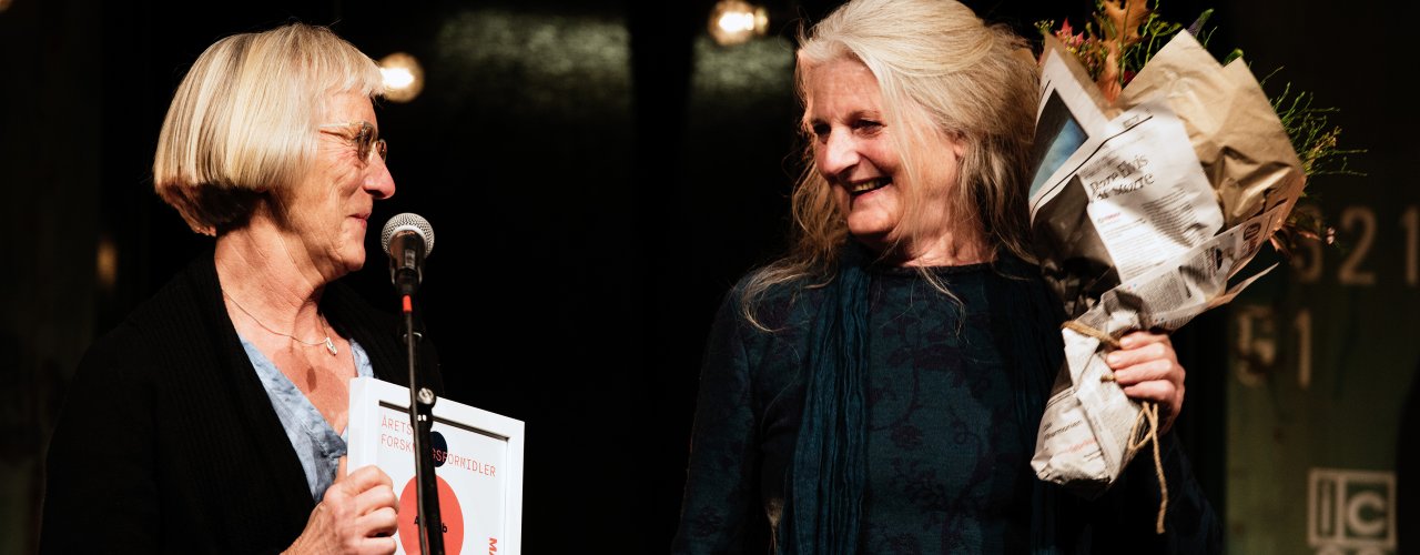 Formilderpris Foto Joachim Sollerman Prosjektleder for nye agropub.no Grete Lene Serikstad og redaktør Anita Land mottok Matprisen, i kategorien «Årets forskningsformidler» på Vippa i Oslo i 2017. (Foto: Joachim Sollerman, Debio)
