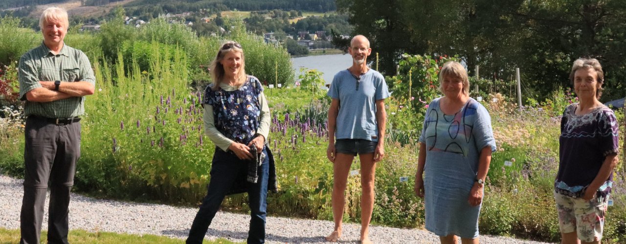 Gerold Rahmann Besøk Fra venstre: Gerold Rahmann. Klaudia Rahmann. Forsker Mattias Koesling, NIBIO. Forsker Anne-Kristin Løes og Kristin Sørheim, NORSØK. (Foto: Vegard Botterli)