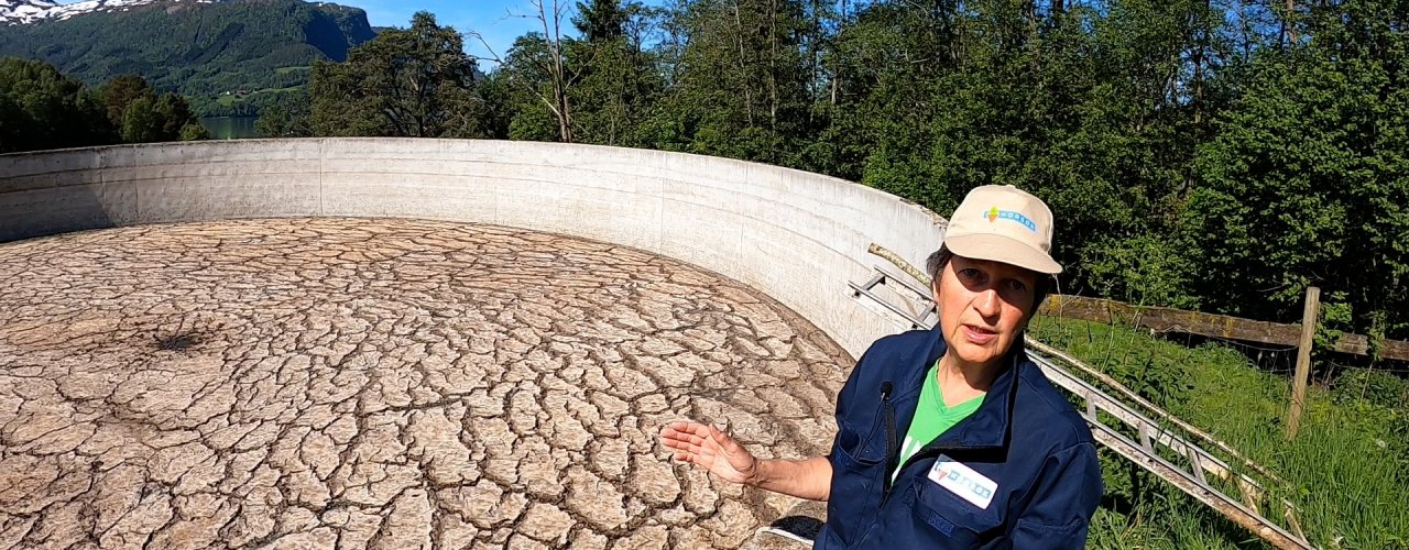 Marta Snakker KLIMAGASSER FRA GJØDSELLAGER: Rådgiver Marta Ebbesvik måler klimautslipp fra gjødsellager (Foto: Vegard Botterli)