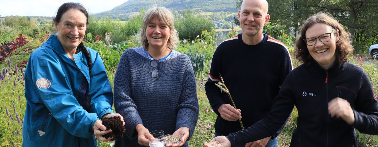 Økologiske Verdenskongress Some TINGVOLL UT I VERDEN: Kirsty Mckinnon og Anne-Kristin Løes (NORSØK) Steffen Adler og Randi Berland Frøseth (NIBIO) har deltatt på den økologiske verdenskongressen i Frankrike (Foto: Vegard Botterli)