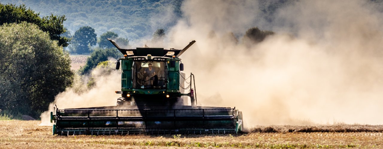 John Deere Combine Harvester Ebing 1827 By Ermell Skurtresker under høsting (Foto: Ermell)