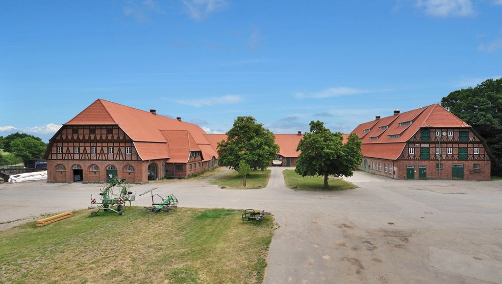 Trenthorst FORSØKSGÅRD: Trenthorst er forsøksgården for økologisk landbruk og tilhører Thünen instituttet med hovedsetet i Braunschweig i Tyskland. (Foto: Bundesanstalt für Landwirtschaft und Ernährung, IFOAM, Thünen-Institut/OL)