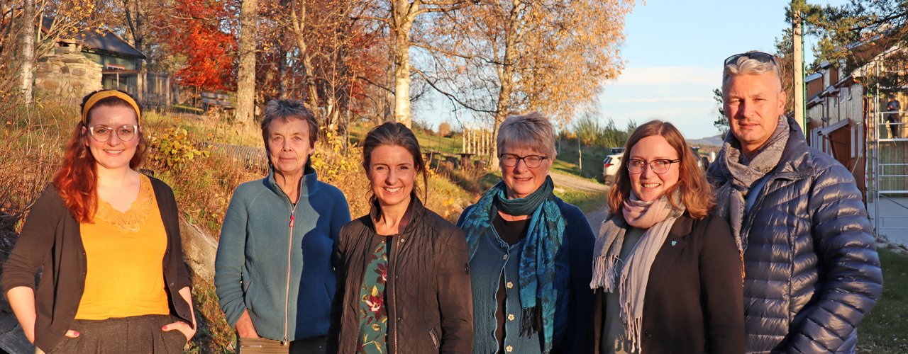 Besøk Jenny Klinge Fra venstre: Unn Catodotter Fyllingsnes, daglig leder Tingvoll Økopark. Kristin Marie Sørheim, NORSØK. Jenny Klinge, stortingsrepresentant for Senterpartiet. Turid Strøm, salig leder NORSØK. Ingrid Waagen, Ordfører Tingvoll Kommune. Henrik Stensønes, fylkestingsrepresentant for Senterpartiet i Møre og Romsdal. (Foto: Vegard Botterli)