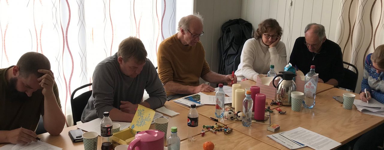 1 Cool Crowd Fokus Gruppe Oktober 2018 Redigert Ivrig konsentrasjon på et Fokusgruppemøte på Skaun Økomjølk