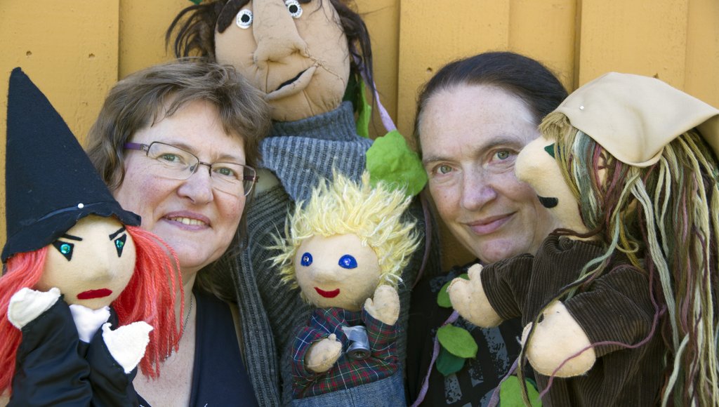 Img 9778 Dukker 2016 Rådgivere Kirsty McKinnon og Susanne Fris Pedersen ved NORSØK byr på nok en innholdsrik kjøkkenhagedag på Tingvoll gard. I år bli det også dukketeater.