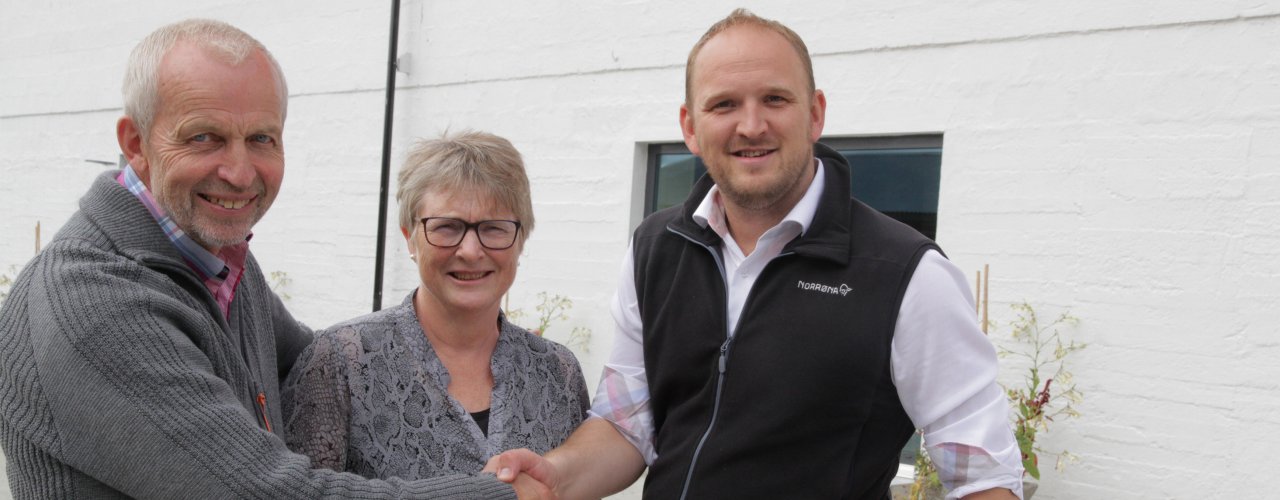 Img 0042 Landbruks- og matminister Jon Georg Dale (th) er fornøyd med jobben som er gjort på Tingvoll og ved Norsk senter for økologisk landbruk, NORSØK. Daglig leder i NORSØK, Turid Strøm og styreleder i NORSØK Gunnar Waagen er glad for at arbeidet de gjør blir satt pris på. (Foto: Anita Land)