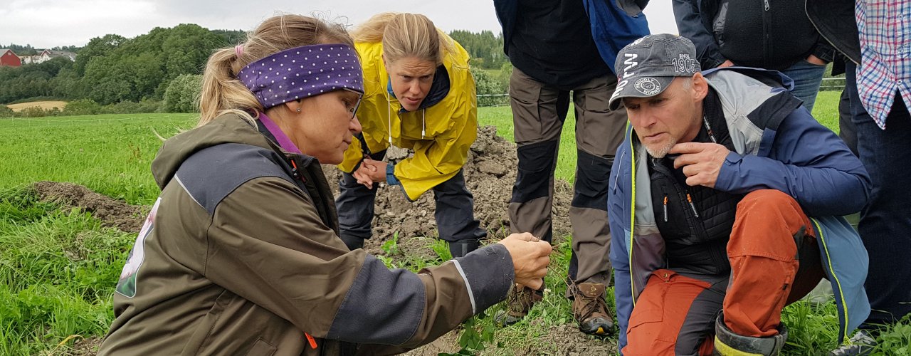 Reidun Jordlappen Foto Maud Grøtta Forsker Reidun Pommeresche opplever at deltakerene på et Jordlappkursa er svært interesserte. (Foto: Maud Grøtta)