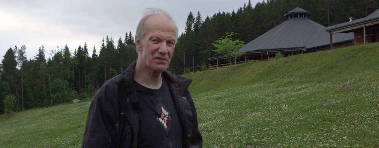Erik Lindhart Foto Tommy Rustad Ved Tingvoll gard er fjøset rundt og bygd av tre. Til og med innredninga er laga av tre. Det er gardbruker Erik Lindhardt svært fornøyd med. (Foto: Tommy Rustad)