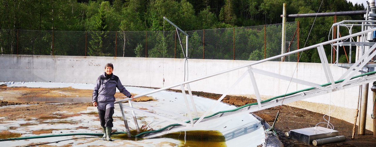 Gjødselkum Med Flytedekke Prøvetagingsutstyret Til Høyre Foto Turid Strøm Gjødselkum med flytedekke. Prøvetagingsutstyret til høyre (Foto: Turid Strøm)