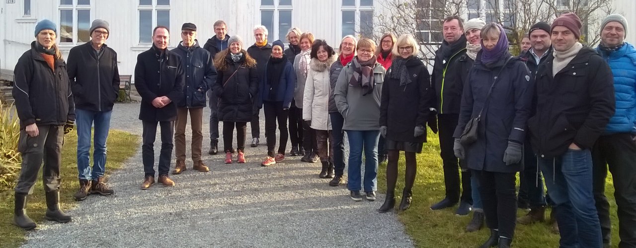 Gjengen På Fokhol 28 Okt 2019 Foto Akl Viktige aktører innen økologisk landbruk i Norge var samlet for å diskutere regelverk og innsatsfaktorer i økologisk produksjon, i tilknytning til EU-prosjektet, Organic-PLUS på Fokhol i høst. Inger Ivarrud orienterte om gårdsdrifta På bildet fra venstre: Inger Ivarrud, Gerald Altena, Debio, Nikolaos Katsoulas , Hellas, Frank Oudshoorn, Danmark, Gunnar Vittersø, Oslo Met, Kari Marte Sjøvik, NB, Hans Gaffke, NLR, Liv Astrid Eikeland, LMD, Kjersti Berge, NLR, Monica W. Stubberud, Mattilsynet, Isabell Lien, NOFIMA, Grete Lene Serikstad, NORSØK, Ingrid Strømstad, FK Agri, Lene Nilssen, Debio, Tone Roaldkvam, TINE, Jon Mjærum, NLR, Hanne Torjusen, Oslo Met, Sigrid Mogan, NLR, Kari Bysveen, NLR, Finn Avdem, NORTURA, Pierre Sachot, Biodynamisk Forening og Børre Solberg, Økologisk Norge. Astrid S. Andersen, Elin Thorbjørnsen og Silja Valand fra NLR og Kai Funderud fra Felleskjøpet var også med på møtet (Foto: Anne-Kristin Løes)